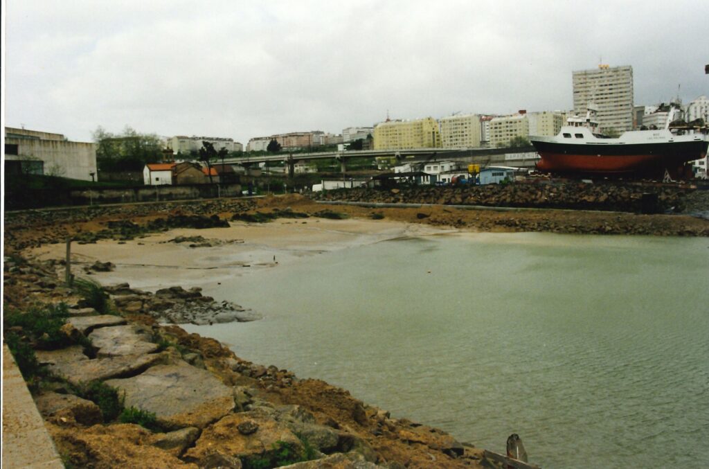 Vista da praia do Lazareto xa reducida trala construcción dos Varaderos Chas