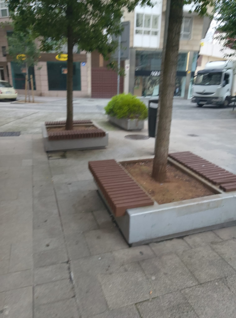 O Concello repara e repinta todos os bancos da Gaiteira